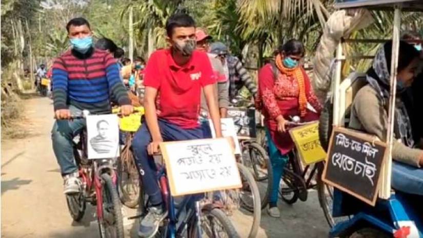 শিক্ষাপ্রতিষ্ঠান খোলার দাবিতে মাঠে নেমেছে ভারতের শিক্ষার্থীরা