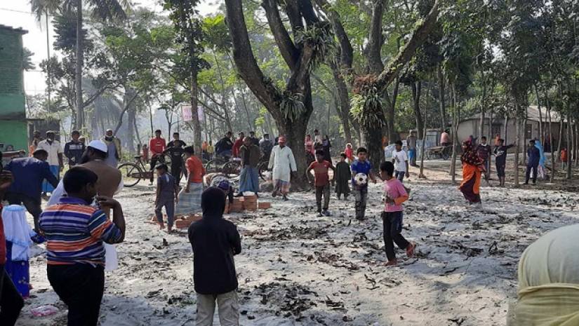 দখলমুক্ত মাঠে খেলাধুলা করছেন শিক্ষার্থীরা