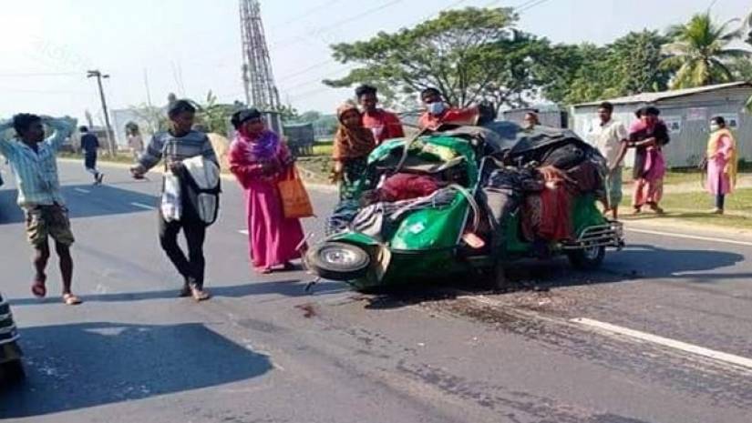 বাস-সিএনজি সংঘর্ষে শিশুসহ ৭ জন নিহত