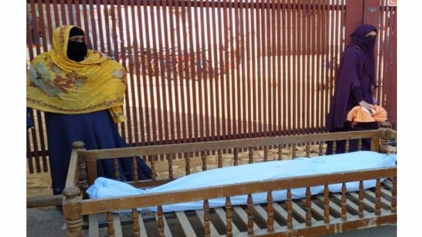 স্বামীর মরদেহ নিয়ে কারখানার সামনে স্ত্রীর অবস্থান
