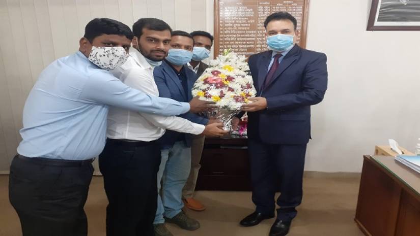 এনটিআরসিএর নতুন চেয়ারম্যানকে ফুলেল শুভেচ্ছা জানাচ্ছেন গণবিজ্ঞপ্তি প্রত্যাশীরা