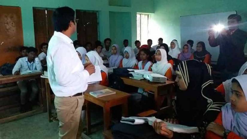 শিক্ষক ক্লাস নিচ্ছেন