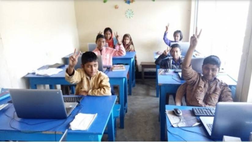 কম্পিউটার প্রশিক্ষণ নিতে আসা ক্ষুদে শিক্ষার্থীরা