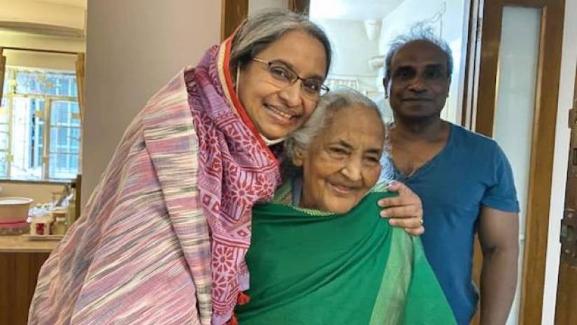 মায়ের সঙ্গে শিক্ষামন্ত্রী এবং তার ভাই