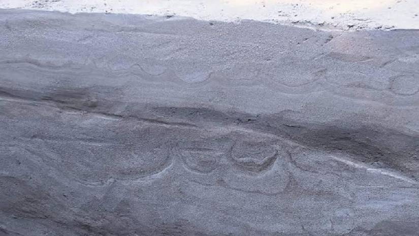 কবরে ‘আরবি হরফের’ ছাপ, ভিড় সামলাতে পুলিশ মোতায়েন