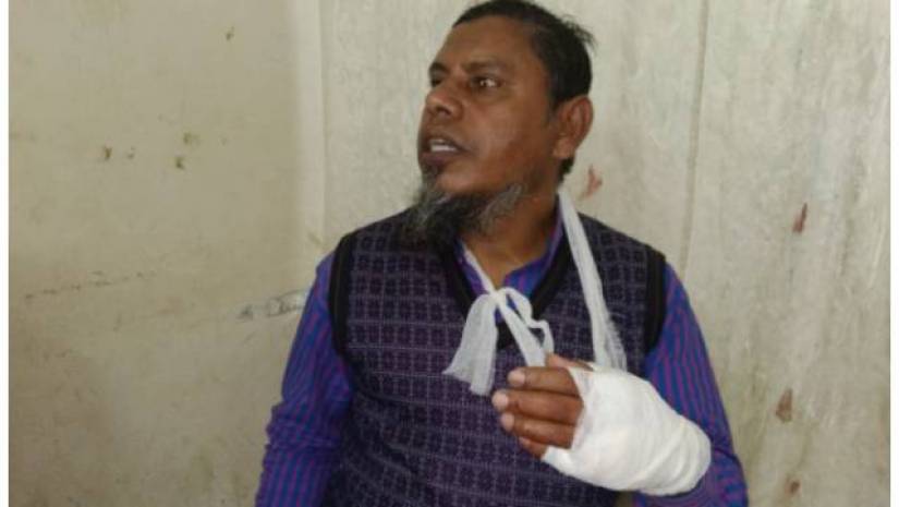 প্রধান শিক্ষককে চেয়ার দিয়ে পেটালেন স্কুল সভাপতি