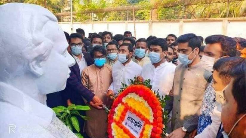 ‘শহীদ মনিরুজ্জামান বাদল চত্বরে’ ফুল দিয়ে শ্রদ্ধা নিবেদন করে ছাত্রলীগ