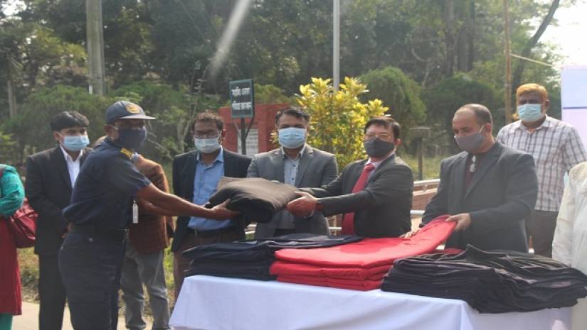 শীতবস্ত্র বিতরণ করছেন অতিথিরা