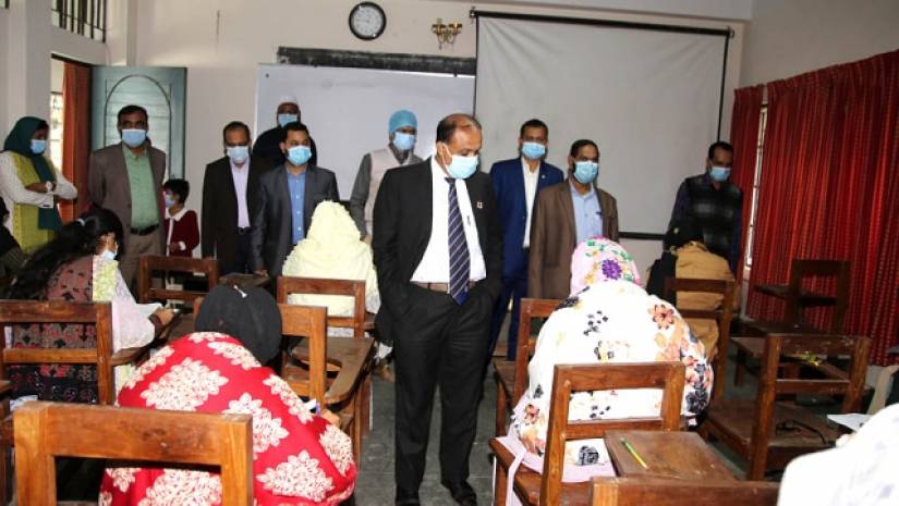 পরীক্ষার হল পরিদর্শন করছেন উপাচার্য অধ্যাপক আবদুস সালাম