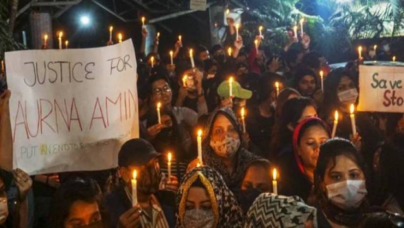 আনুশকার সহপাঠীদের বিক্ষোভ