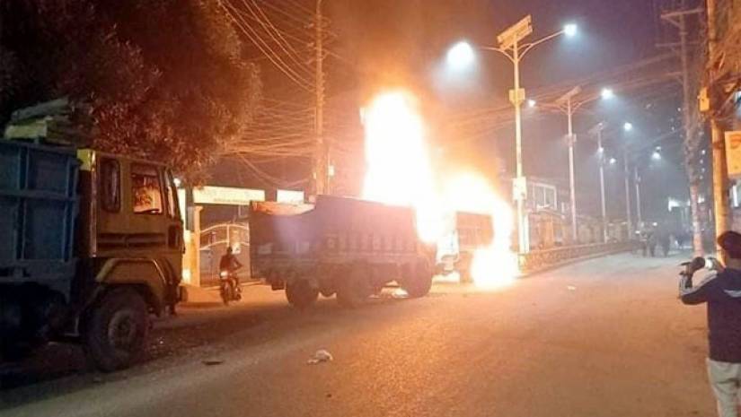 দুর্ঘটনার পর ট্রাকে আগুন লাগিয়ে দেয়া হয়