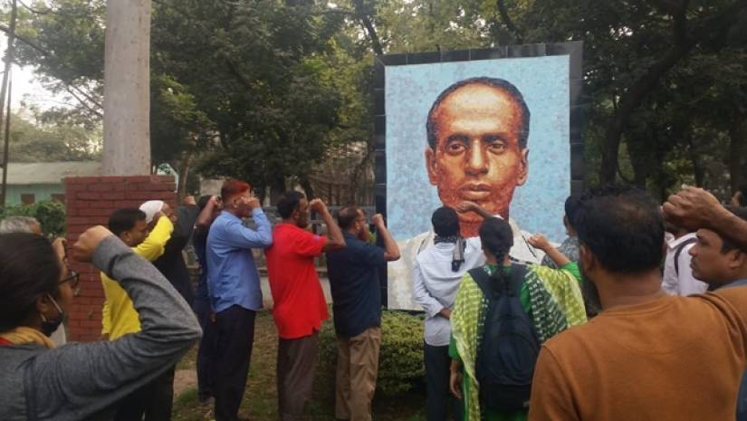 ঢাবির মাস্টারদা সূর্যসেন হলের সামনে তার ম্যুরালে শ্রদ্ধা
