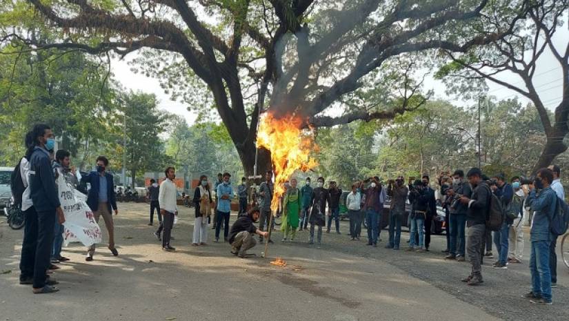 ঢাবি প্রশাসনের কুশপুত্তলিকা দাহ করল প্রগতিশীল ছাত্রজোট