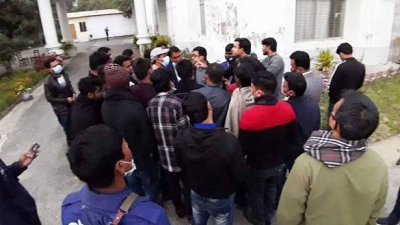 হাবিপ্রবির উপাচার্যের বাসভনের সামনে ছাত্রলীগের অবস্থান