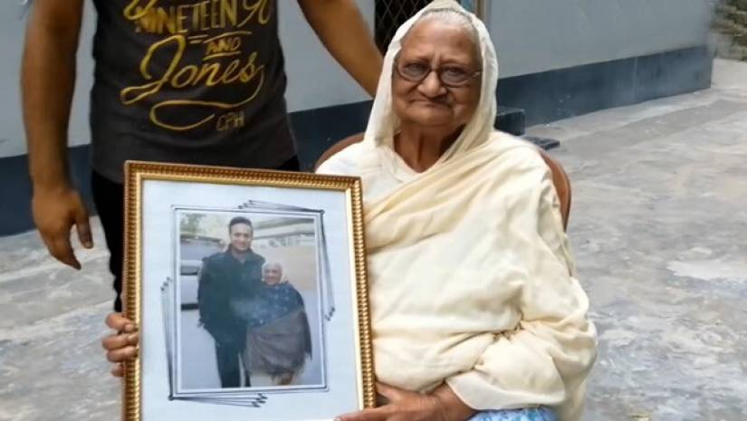সাকিবের ছবি হাতে দাদি দাদি রেবেকা নাহার