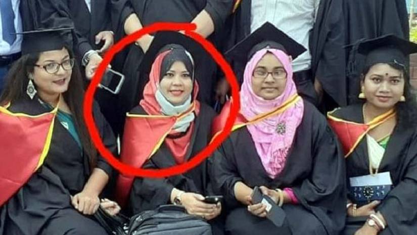 রাবির সমাবর্তনে সহপাঠীদের সঙ্গে ফটোসেশনে ইতি