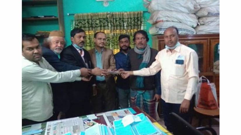 টাকার বান্ডেলটি বুঝিয়ে দেওয়ার সময় 