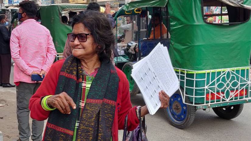 মঙ্গলবার দুপুরে রাজশাহী সাহেব বাজার জিরো পয়েন্টে পত্রিকা বিক্রয় করছেন খুকি