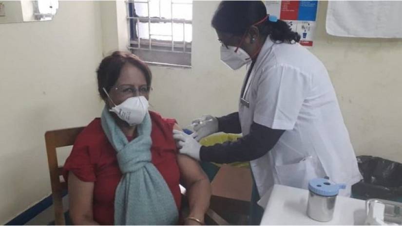 ভারতের নর্থ বেঙ্গল মেডিকেল কলেজে একজন স্বাস্থ্যকর্মী টিকা নিচ্ছেন