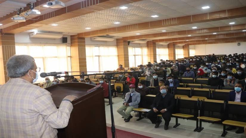 মতিবিনিময় সভায় বক্তব্য রাখছেন যবিপ্রবি উপাচার্য