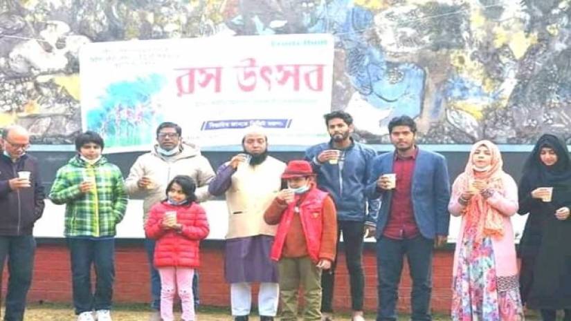 রস উৎসবে মুখরিত রাবি শহীদ মিনার চত্বর!