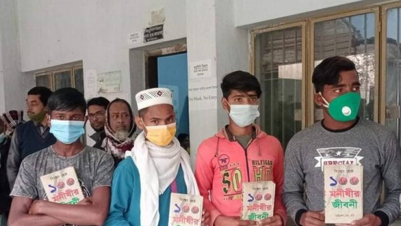 ৪৯ শিশু আসামিকে বই দিয়ে বাড়ি পাঠালেন আদালত