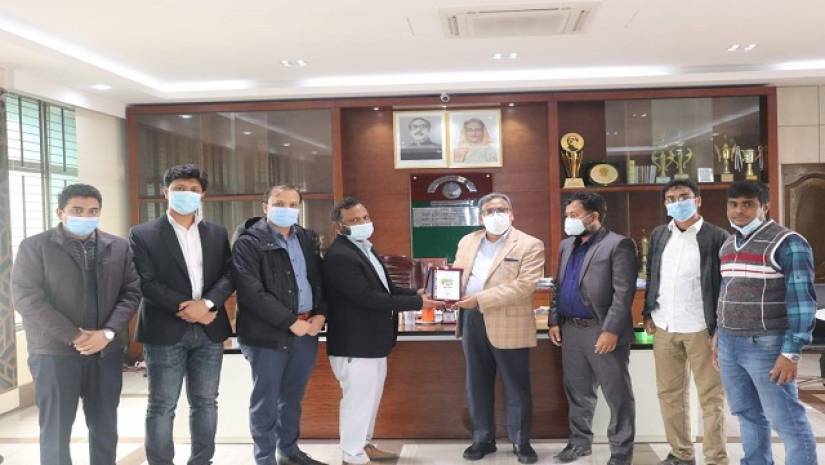 যবিপ্রবি উপাচার্যকে স্মারকলিপি তুলে দিচ্ছেন আয়োজকরা