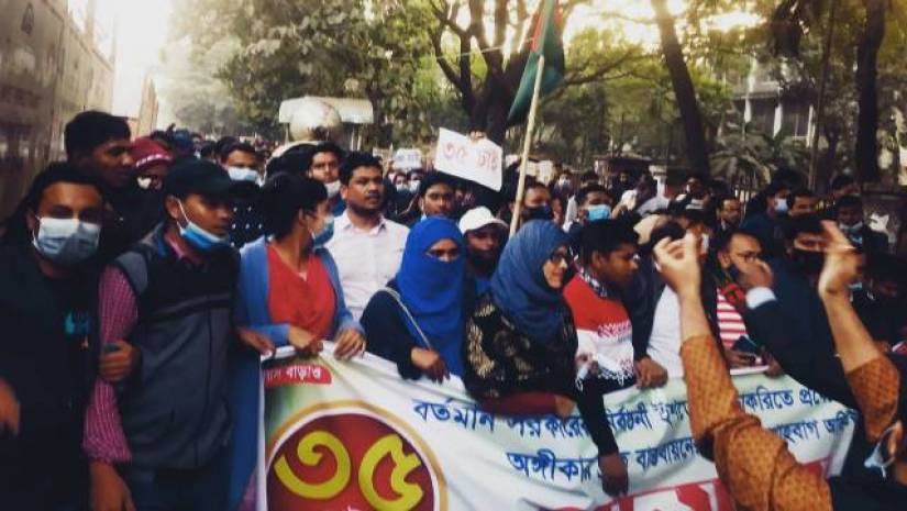 শাহবাগে ৩৫ প্রত্যাশীদের বিক্ষোভ