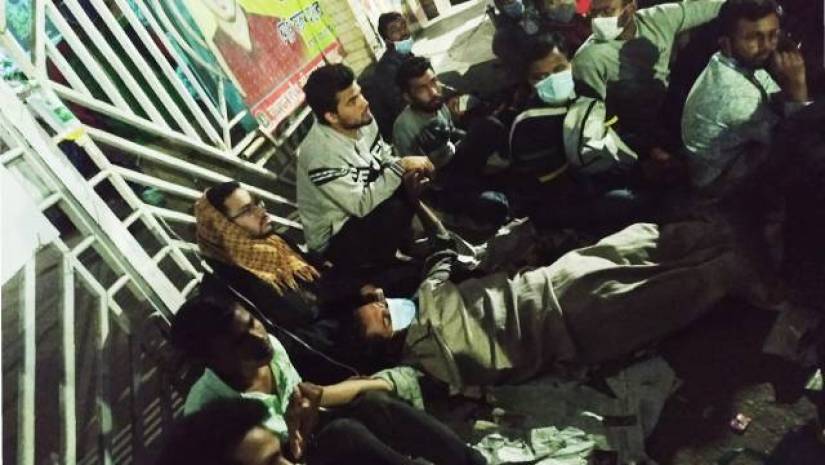 আন্দোলনস্থলে অসুস্থ এক শিক্ষার্থীকে স্যালাইন দিয়ে রাখা হয়েছে