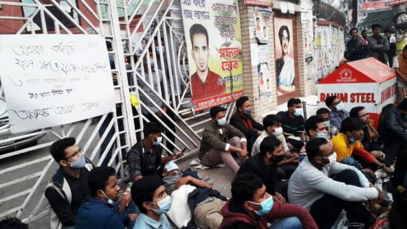 কর্তৃপক্ষের আশ্বাসে আমরণ অনশন স্থগিত করেছে আন্দোলরত শিক্ষার্থীরা