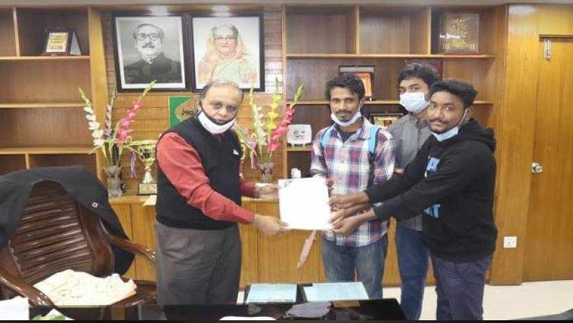 ছাত্র ইউনিয়ন নেতাদের কাছ থেকে স্মারকলিপি গ্রহণ করেন ইবি ভিসি