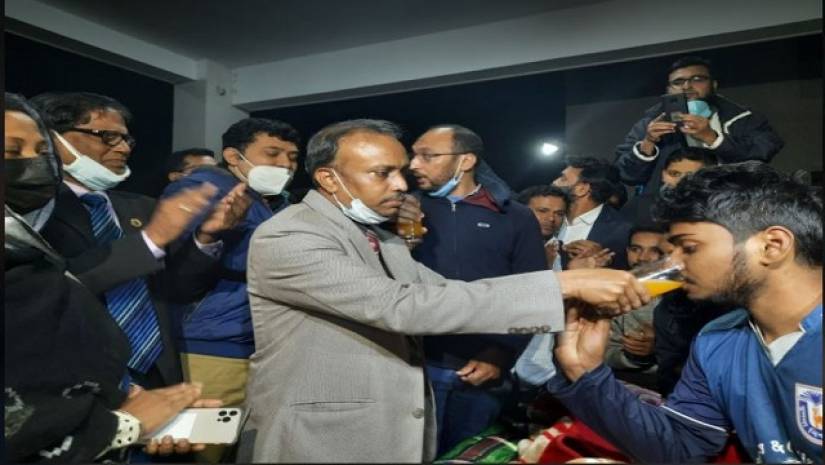 খুবির বহিষ্কৃত দুই শিক্ষার্থীর অনশন ভাঙান ভিসি