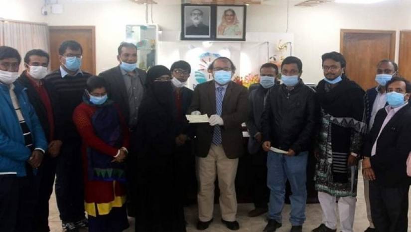 ববি শিক্ষার্থীদের মাঝে লোনের চেক প্রদান করেন ভিসি অধ্যাপক ছাদেকুল আরেফিন