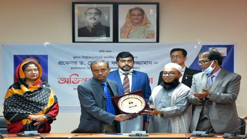সংবর্ধনা অনুষ্ঠানে ক্রেস্ট গ্রহণ করেন খুবি ভিসি