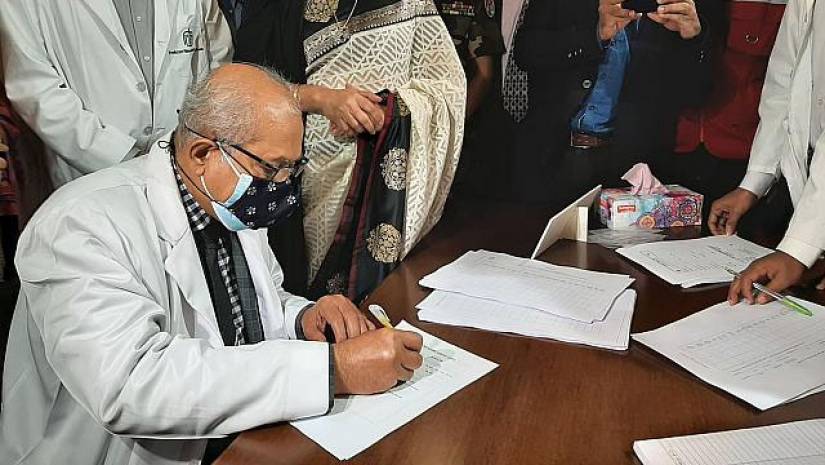 টিকা দেওয়ার জন্য অঙ্গীকারনামায় স্বাক্ষর করেন ভিসি