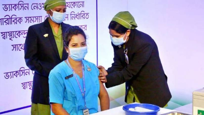 বাংলাদেশে বুধবার প্রথম টিকা নেন রাজধানীর কুর্মিটোলা জেনারেল হাসপাতালের সিনিয়র স্টাফ নার্স রুনু ভেরোনিকা কস্তা