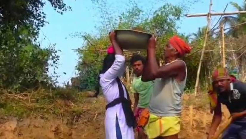 বকেয়া মেটাতে স্থানীয় মনরেগা প্রকল্পের কাজ করছেন রোজি বেহরা