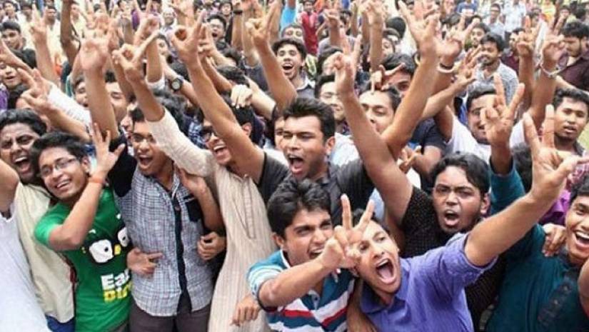 এইচএসসির ফলে উচ্ছসিত শিক্ষার্থীরা