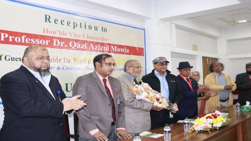 প্রফেসর ড. কাজী আজিজুল মাওলাকে নতুন ভিসি হিসেবে বরণ করে নেওয়া হয়