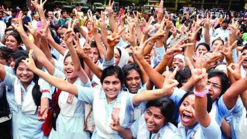 এবার করোনার কারণে এইচএসসির ফল পেয়েও এমন উল্লাস ছিল না ক্যাম্পাসে