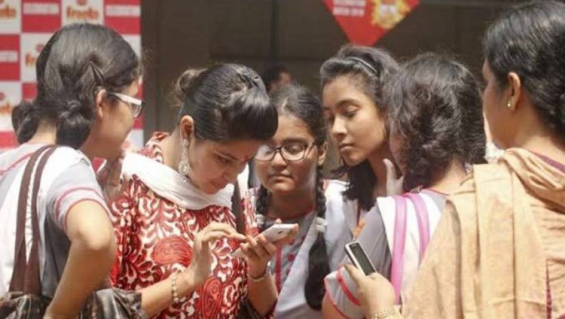 ফল দেখছেন এইচএসসির পরীক্ষার্থীরা