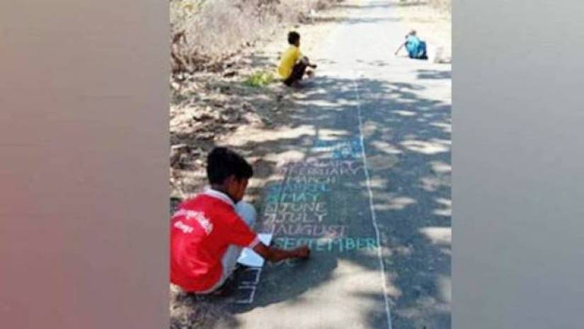 কাগজ কেনার টাকা নেই, রাস্তায় চলছে লেখাপড়া