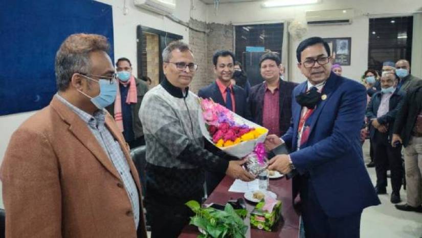 নবাগত অধ্যক্ষকে ফুল দিয়ে বরণ করে নিচ্ছেন ঢাকা শিক্ষাবোর্ডের চেয়ারম্যান
