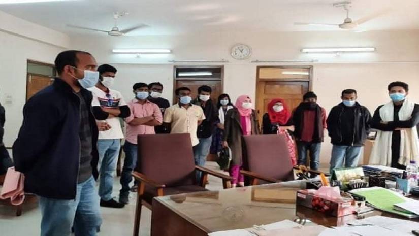 বৃহস্পতিবার জাবি রেজিস্ট্রার রহিমা কানিজের হাতে স্মারকলিপি তুলে দেন মাস্টার্সের শিক্ষার্থীরা