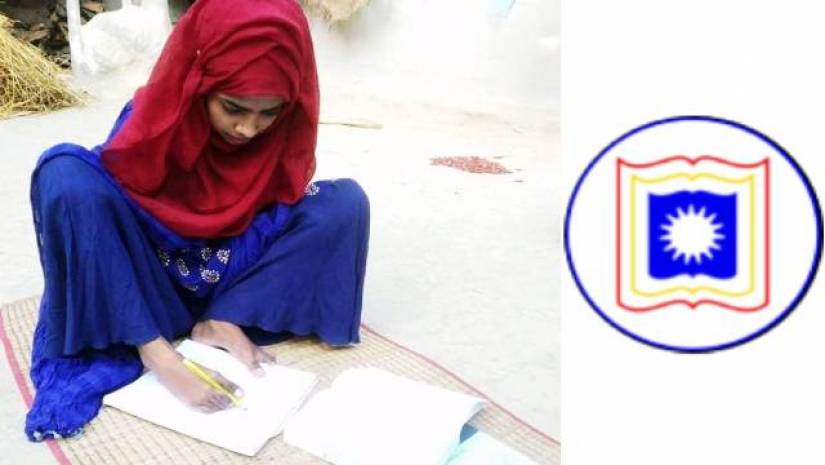 পা দিয়ে লিখছেন রাবি ছাত্রী বাসিরাতুন জান্নাত বিউটি 