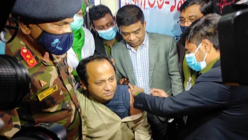 করোনার ভ্যাকসিন নিচ্ছেন শিক্ষা উপমন্ত্রী মহিবুল হাসান চৌধুরী নওফেল