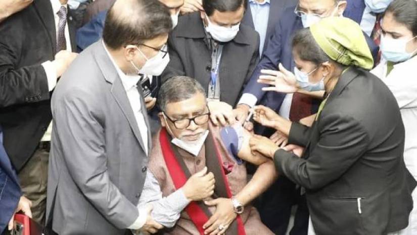 করোনাভাইরাসের টিকা নিচ্ছেন স্বাস্থ্যমন্ত্রী জাহিদ মালেক
