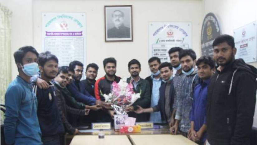 শাবি প্রেসক্লাবের সঙ্গে ফুল দিয়ে শুভেচ্ছা বিনিময় করছেন শাখা ছাত্রলীগের নেতাকর্মীরা