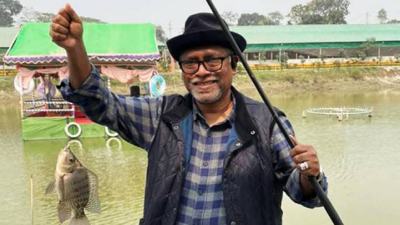 মাছ ধরছেন স্বাস্থ্যমন্ত্রী জাহিদ মালেক