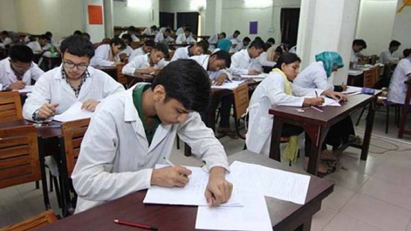 ৩ ফুট দূরত্ব রেখে মেডিকেলের ভর্তি পরীক্ষা, বাড়ছে ভেন্যু